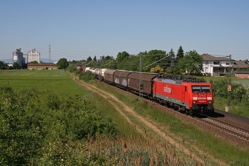 189 059-9 mit gemischtem Gterzug nach Mannheim Rbf bei Riedstadt-Wolfskehlen. 25.05.11