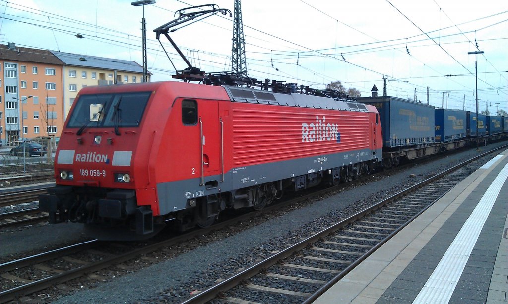 189 059-9 Railion / DB Schenker steht am 14.04.2012 mit dem Lkw-Walter Klv Verona Q. E. nach Rostock Seehafen in Bamberg.