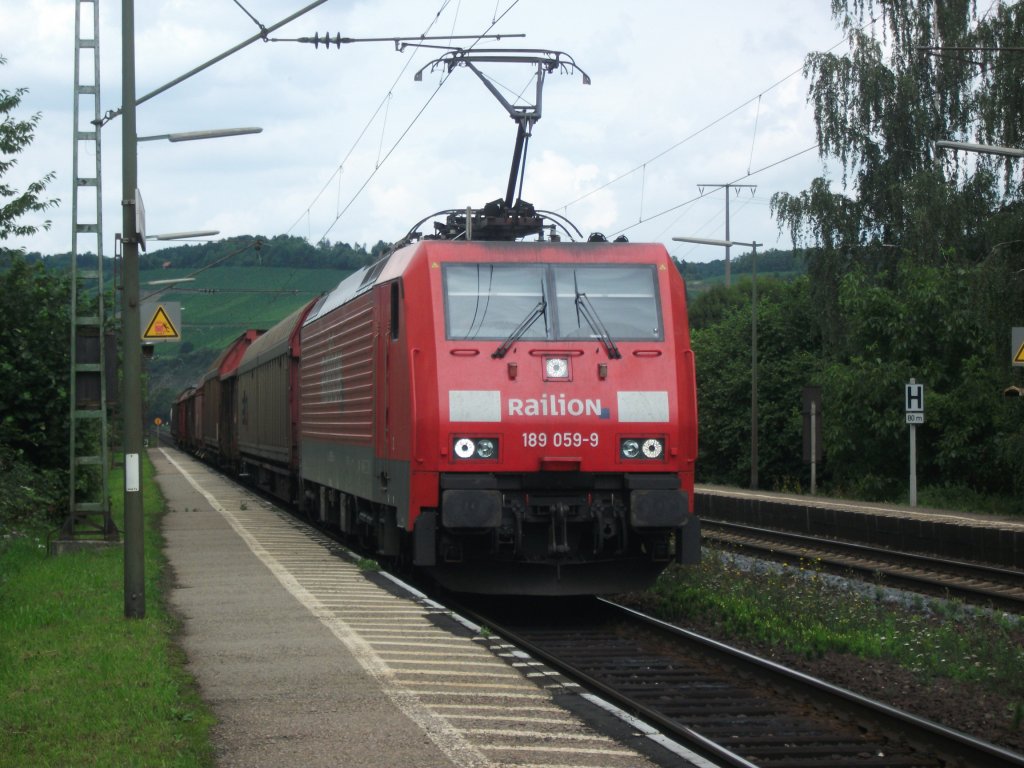 189 059-9 der Railion durchfuhr am 4.8.10, mit einem sehr kurzen Gterzug, Himmelstadt in Richtung Wrzburg.