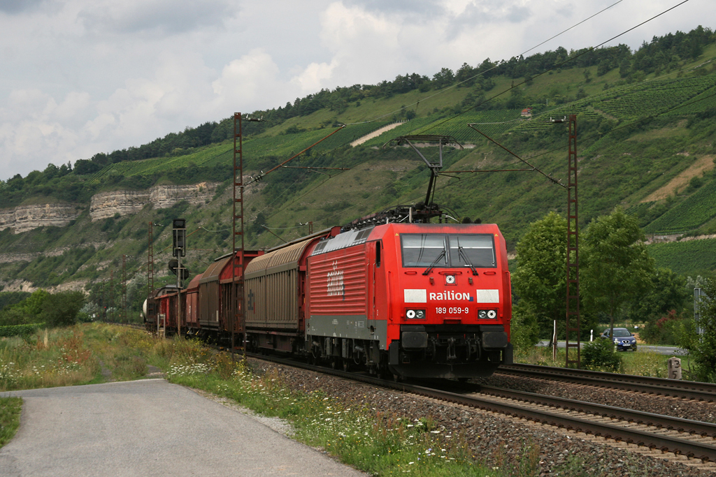 189 059 mit einem gemischten G�terzug am 04.08.2010 bei Th�ngersheim im Maintal.