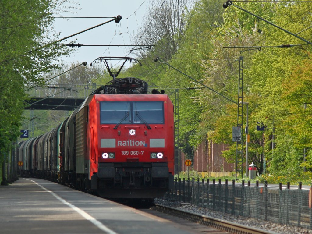 189 060-7 zieht am 16.04.2011 einen Gterzug durch Eilendorf Richtung Kln.
