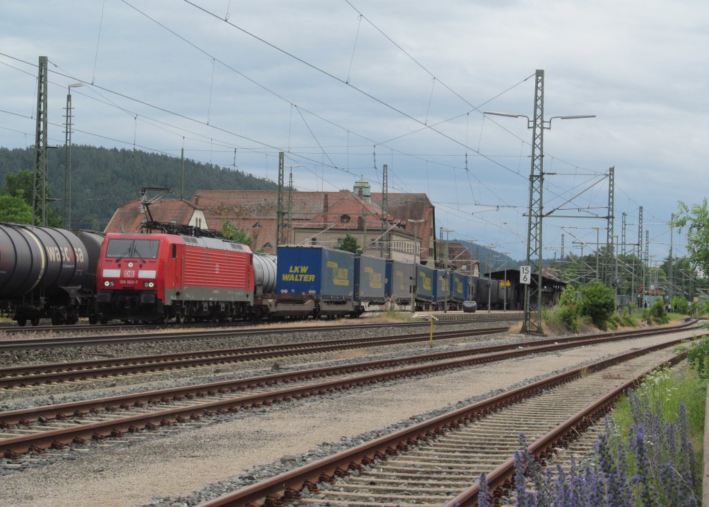 189 060-7 zieht am 25. Juni 2013 den LKW-Walter KLV durch Kronach.