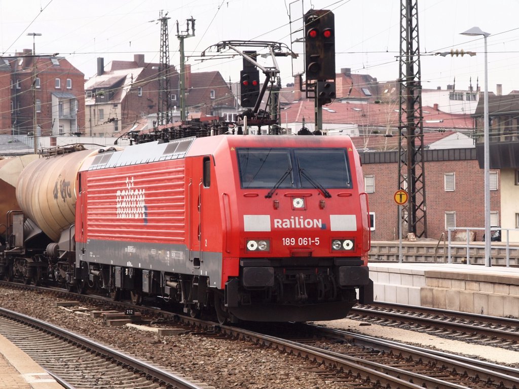 189 061-5 durchfhrt am 10.4.2010 mit ihrem Gterzug den Ulmer Bahnhof ,in Richtung Stuttgart