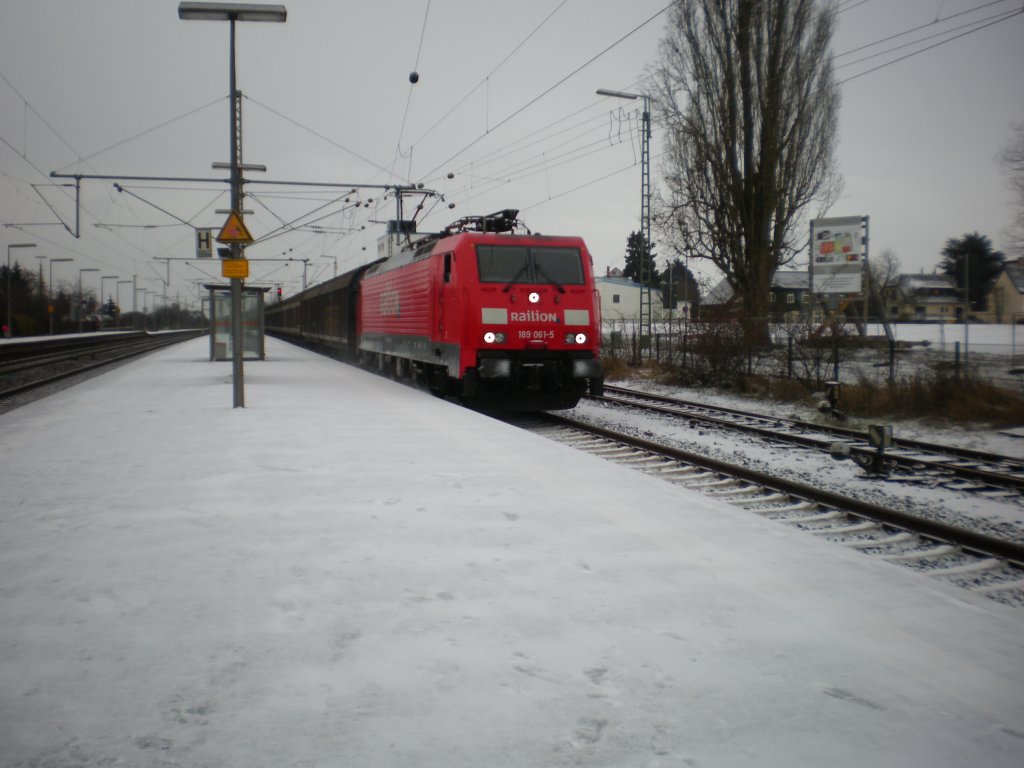 189 061 am 18.12 bei Schnee im Bahnhof Butzbach. Am Haken hat sie einen Gterzug