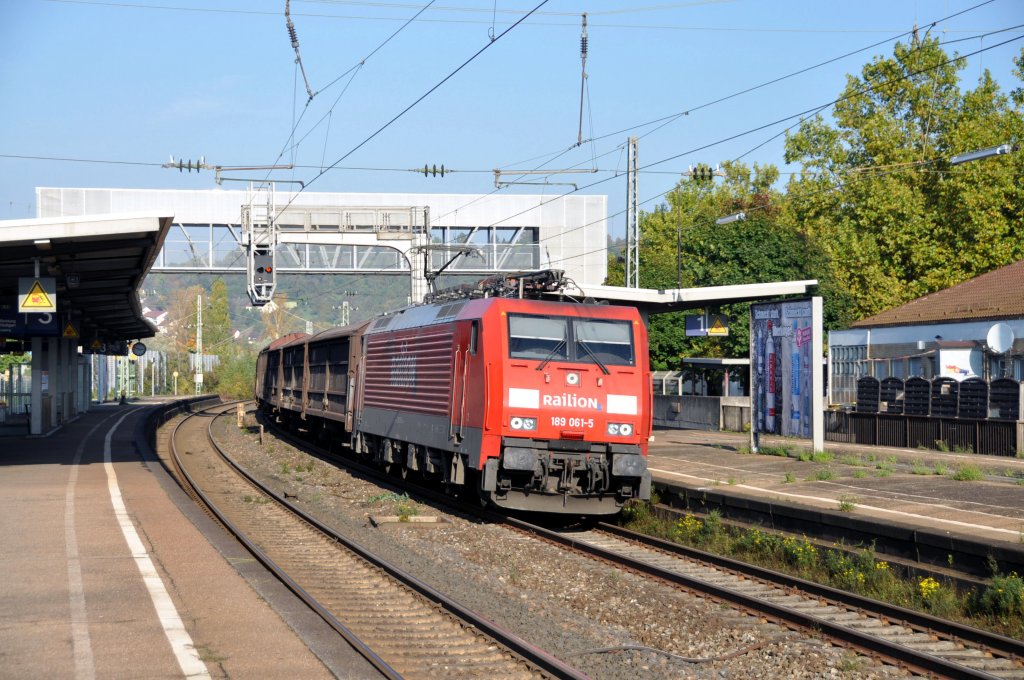189 061 mit gem.GZ Ri.Ulm in Altbach am 9.10.2010.
Im Hintergrund der erste in Deutschland in Dienst gestellte Peoplemover der Bahngleise berspannt.