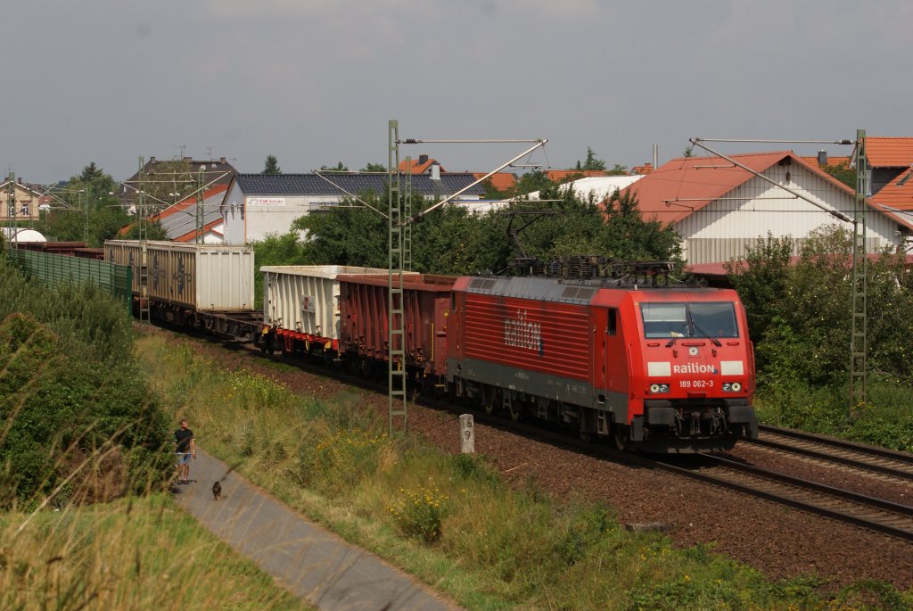 189 062-3 mit einem Gterzug in Nauheim bei Gro Gerau am 03.08.2010