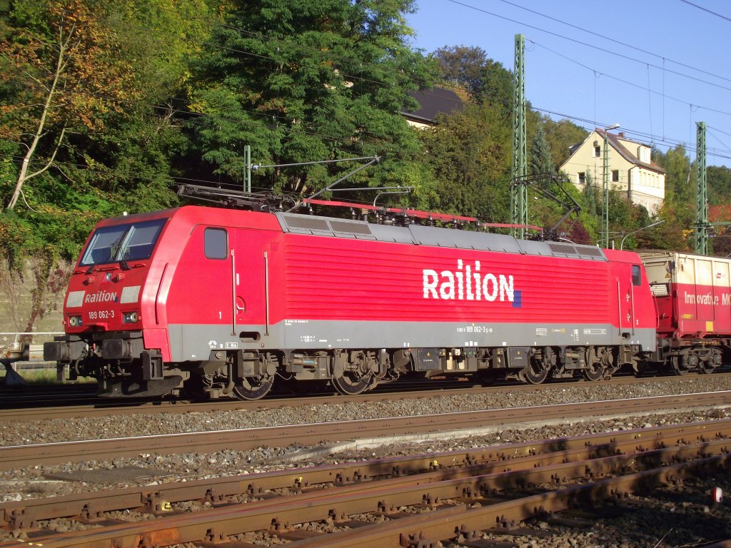 189 062-3 zieht am 1. Oktober 2011 einen gemischten Gterzug aus Kronach heraus.
