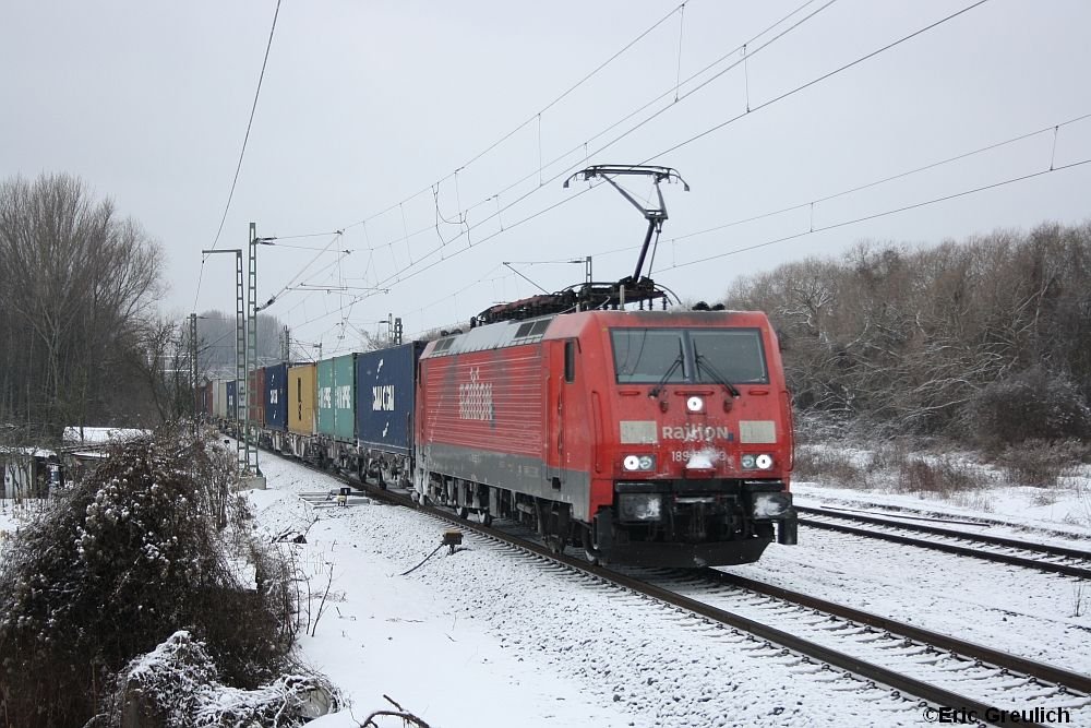 189 062 mit einem Containerzug in Hannover-Misburg am 30.1.2010.