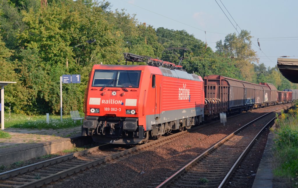 189 062 zog einen gemischten Gterzug am 01.09.11 durch Schkopau Richtung Weienfels.