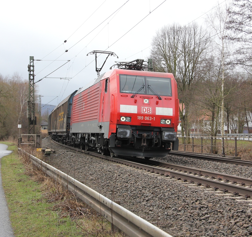 189 063-1 vor einem H-Wagenzug in Fahrtrichtung Norden. Aufgenommen am 11.04.2013 bei Wehretal-Reichensachsen.