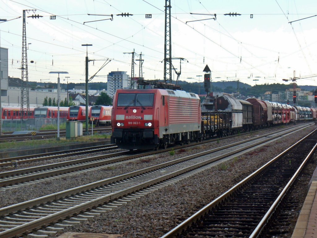 189 063-1 zieht einen gemischten Gterzug am 21.06.2011 durch Kaiserslautern