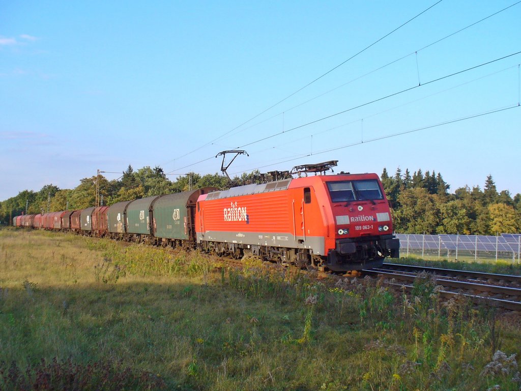 189 063-1 zinst mit einem gemischten Gterzug am 04.10.2011 bei Waghusel