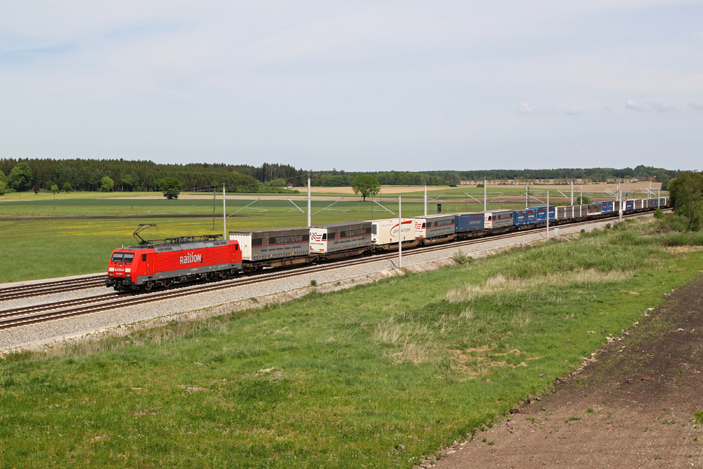 189 063 mit einem KLV Zug am 11.05.2012 bei Hattenhofen.