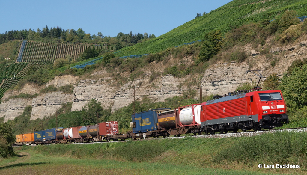 189 064-9 hat am 4.09.12 einen bunt gemischten Containerzug am Haken und passiert gerade die Sandsteinfelsen bei Himmelstadt.