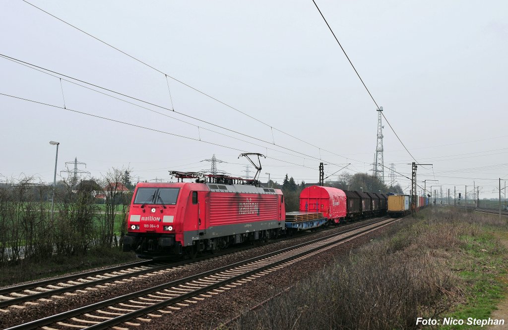 189 064-9 hatte schwer zu arbeiten,mit ihrem grtenteils aus Stahlprodukten bestehenden Zug,hier auf der Fahrt gen Misburg (Ahlten 08.04.10)
