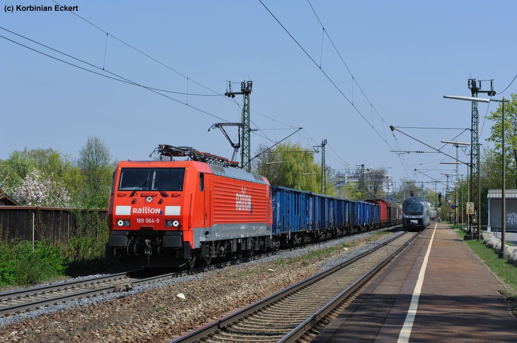 189 064-9 mit einem gemischten Gterzug bei der Durchfahrt in Regensburg-Prfening, 19.04.2011