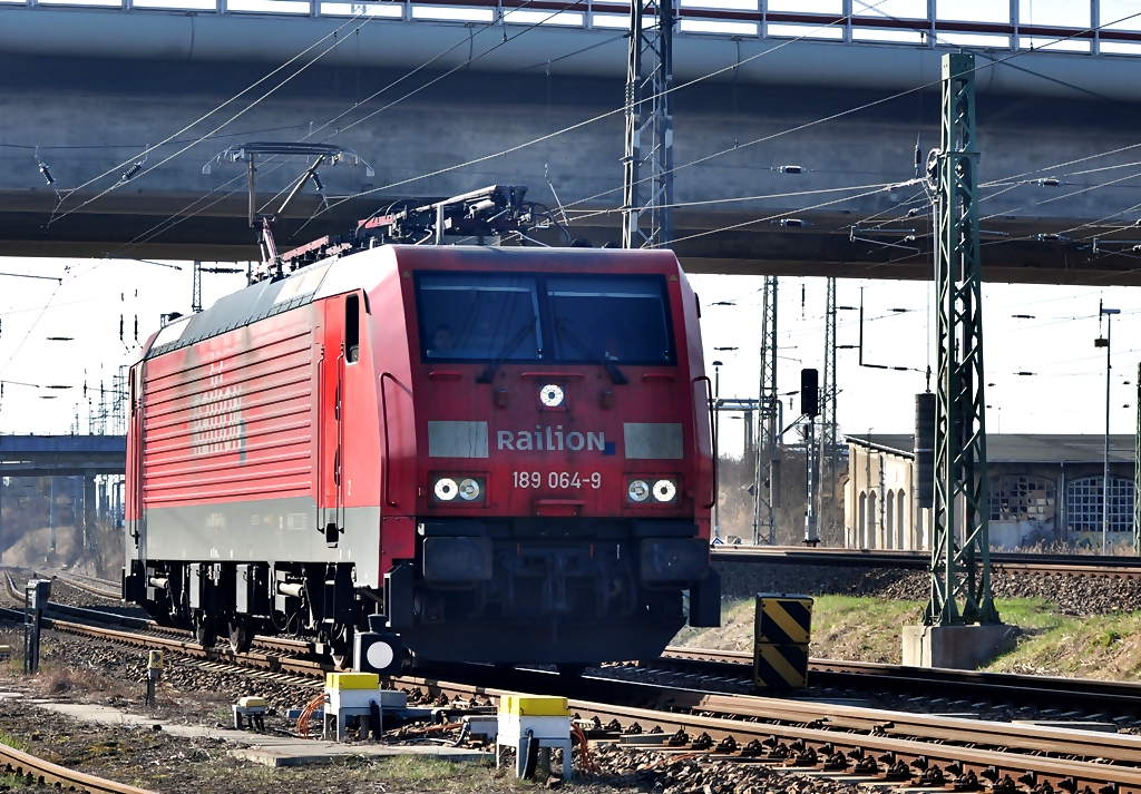 189 064 kommt solo am 07.04.2010 von Mukran nach Stralsund