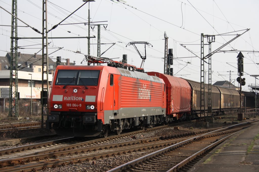 189 064 zog am 24.03.2010 einen gemischten Gterzug durch Lehrte