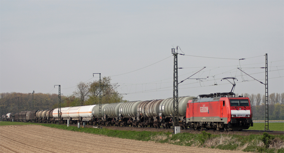 189 067-2 mit einem gemischten Gterzug Richtung Viersen am Km 14.1 bei Breyell, 24.4.10