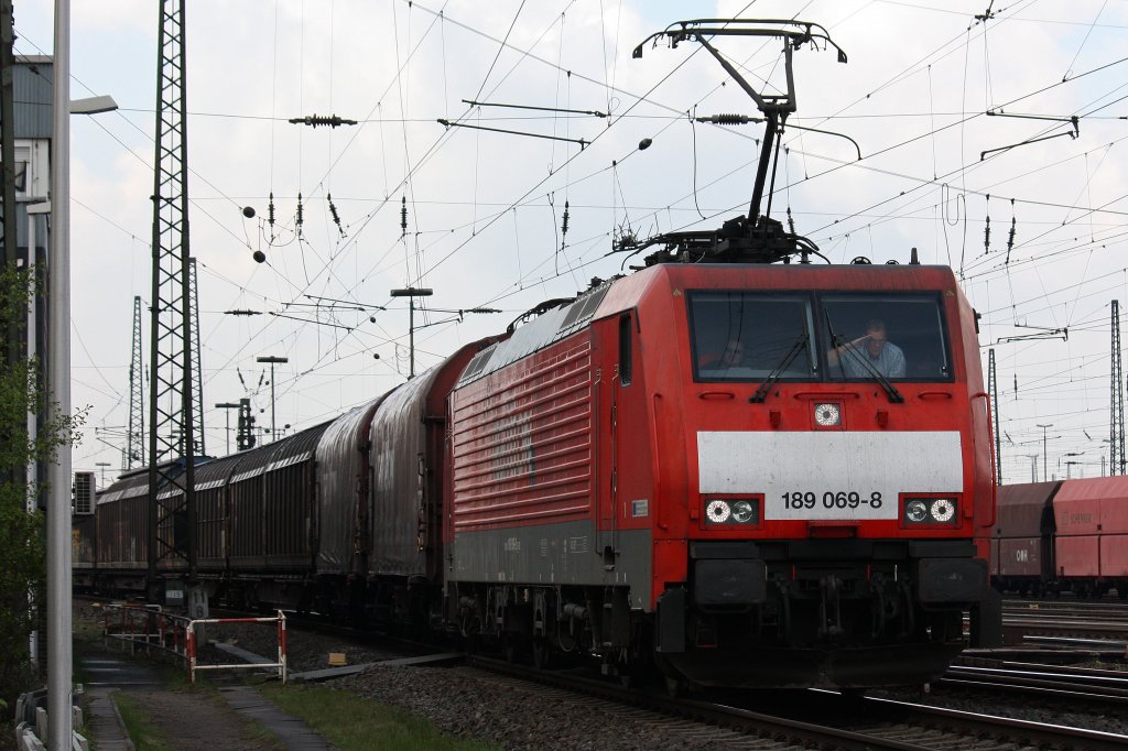 189 069 am 12.4.12 mit einem gemischten Gterzug bei der Durchfahrt durch Oberhausen-West.
Gru an die Tf!