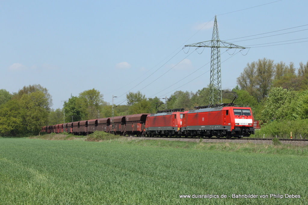 189 076-3 (DB) fhrt am 4. Mai 2013 um 14:05 Uhr zusammen mit 189 044-1 und einem Gterzug durch Ratingen Lintorf