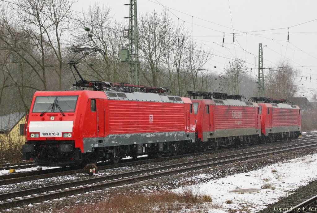 189 076-3 mit zwei weiteren Loks der Baureihe 189 in Kln Longerich am 24.02.13.