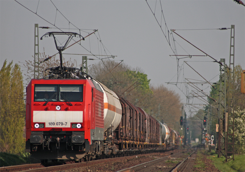 189 079-7 mit einem Gterzug Richtung Venlo kurz vorm Halt bei Hp 0 in Breyell an Km 14.1, 24.4.10