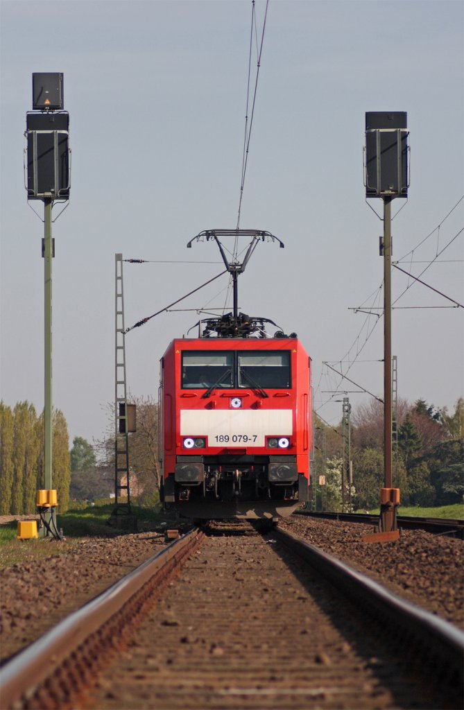 189 079-7 mit einem Gterzug Richtung Venlo beim Halt vorHp 0 in Breyell an Km 14.1, 24.4.10
