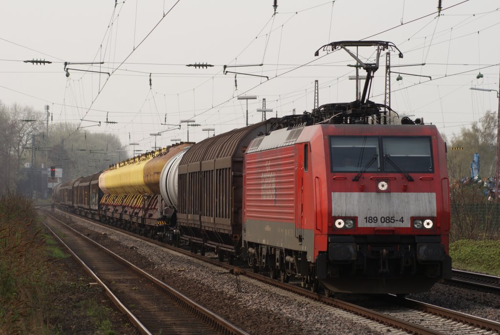 189 085-4 mit einem Gterzug in Hilden am 13.04.2010