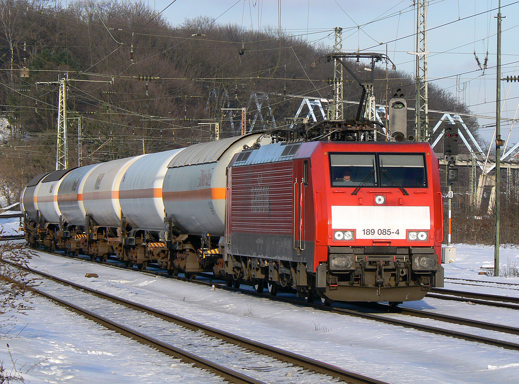 189 085-4 mit gem Gz. in Kln West am 30.12.2010 ; Wnsche allen Usern einen guten Rutsch und alles Gute fr 2011 !