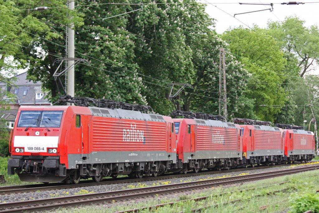 189 085 mit drei weiteren 189ern als Lokzug bei der Durchfahrt durch Ratingen-Lintorf.
Aufgenommen am 12.5.12.