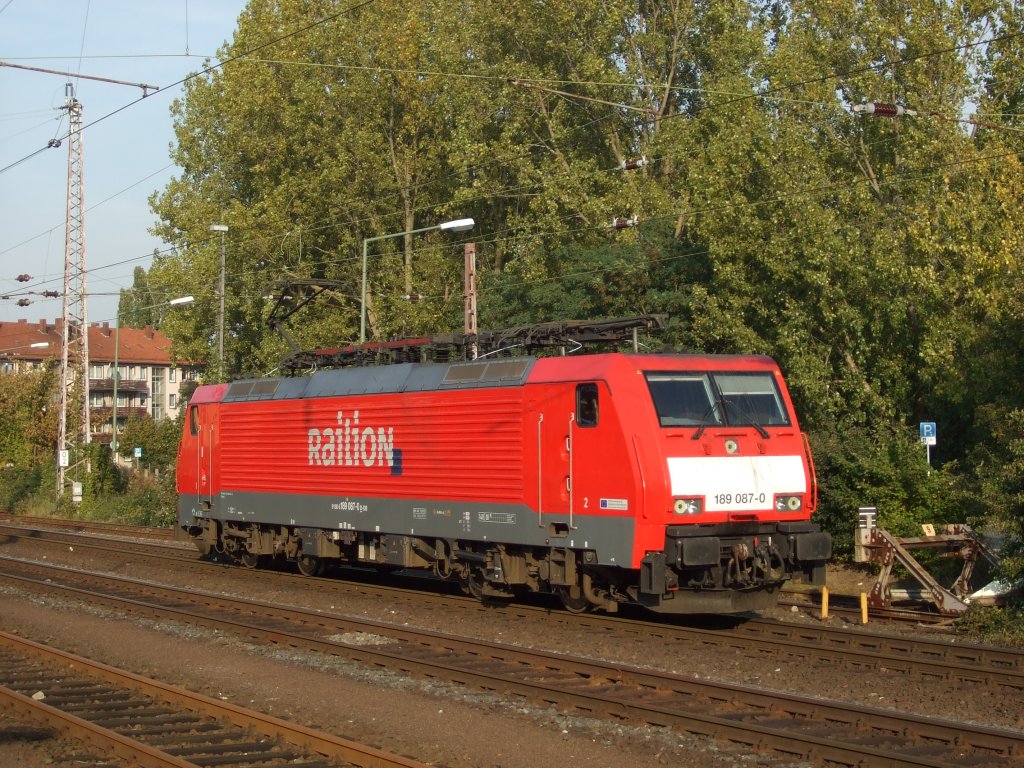 189 087-0 fhrt durch den Hauptbahnhof von Osnabrck. 20.10.2011.