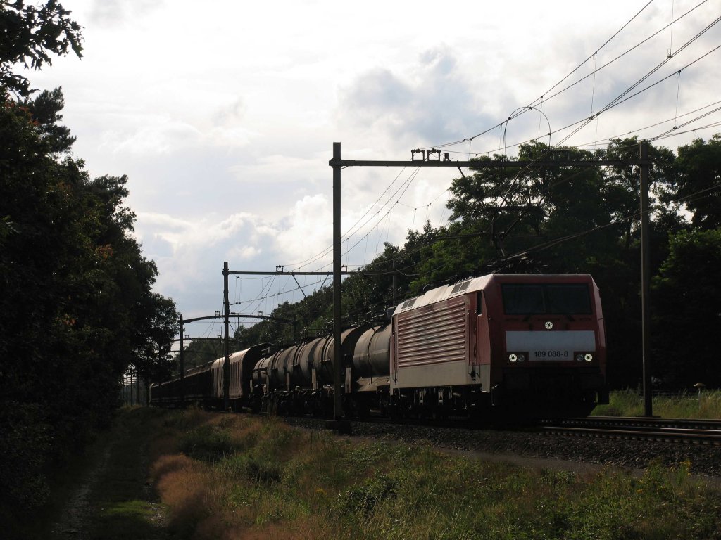 189 088-8 bei letzten Abendlicht mit einem Gterzug in die Richtung Venlo bei Vlierden (die Niederlande) am 17-7-2012.
