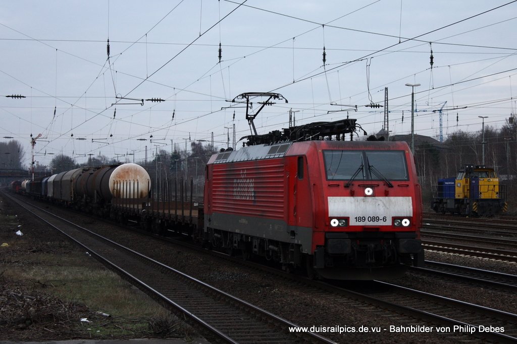 189 089-6 (Railion) fhrt am 23. Januar 2010 um 15:38 Uhr mit einem Gterzug durch Dsseldorf Rath