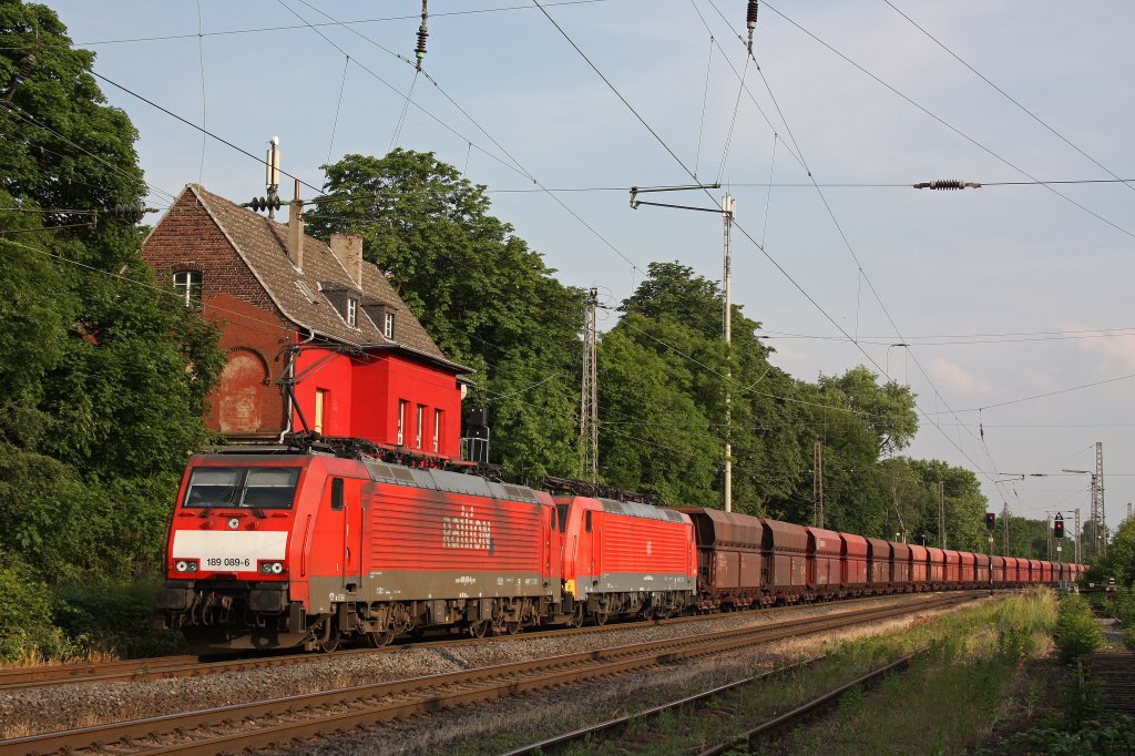 189 089 und eine weitere 189er ziehen am 14.6.12 einen Erzzug durch Ratingen-Lintorf.