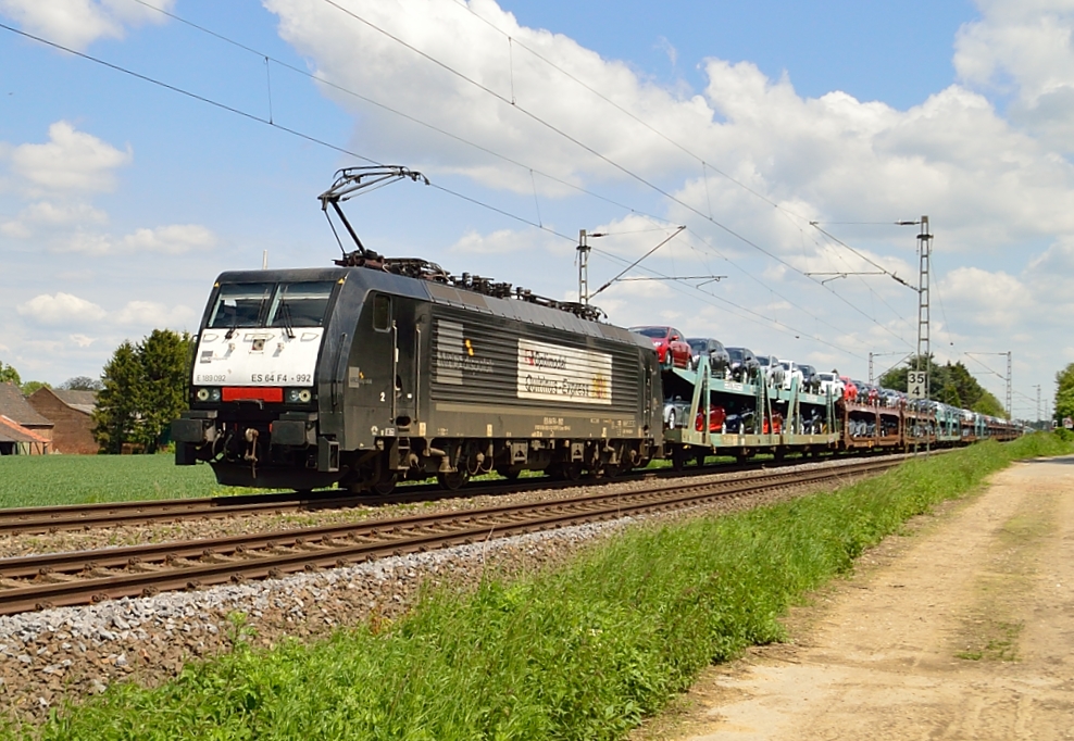 189 092-0 mit einem Ford Autozug in Richtung Rheydt fahrend.25.5.2013