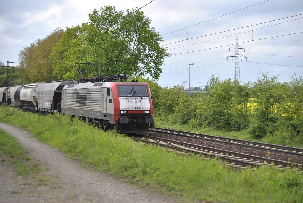 189 093, (Ex Veolia), fhrt am 10.05.2010 durch Ahlten. Die Lok fhr jetzt fr Captain Heutschland GmbH. Vielleich wid die Lok noch umlackiert. Lassen wir uns mal beraschen?