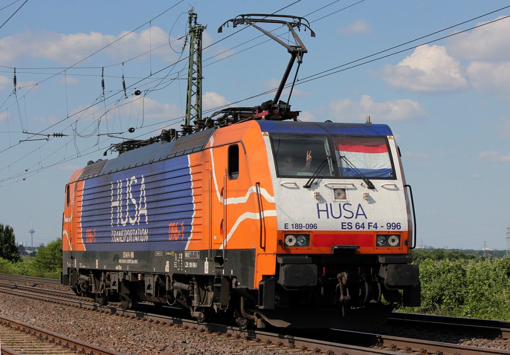189 096 / ES 64 F4-996 der HUSA Transportation Lz in Brhl am 27.05.2012, Gru an den Tf !