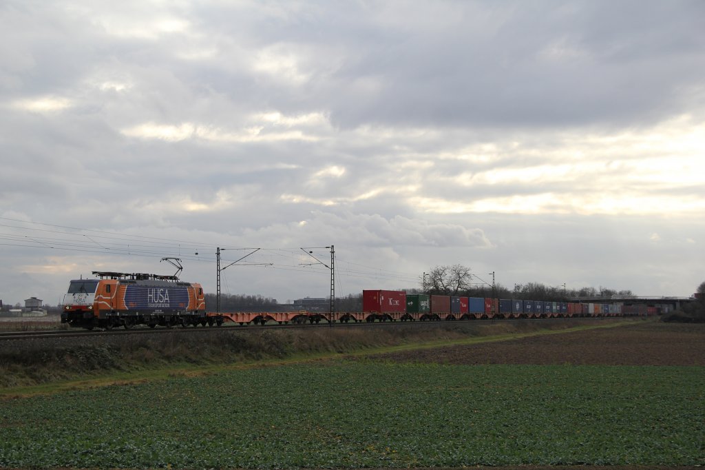 189 096 der HUSA ist mit einem Containerzug am 28.12.2012 in Ltzelsachsen
