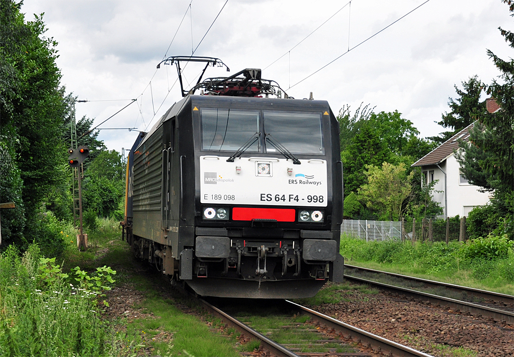 189 098 (ES 64 F4-998) der MRCE mit G�terzug durch Bonn-Beuel - 18.07.2012