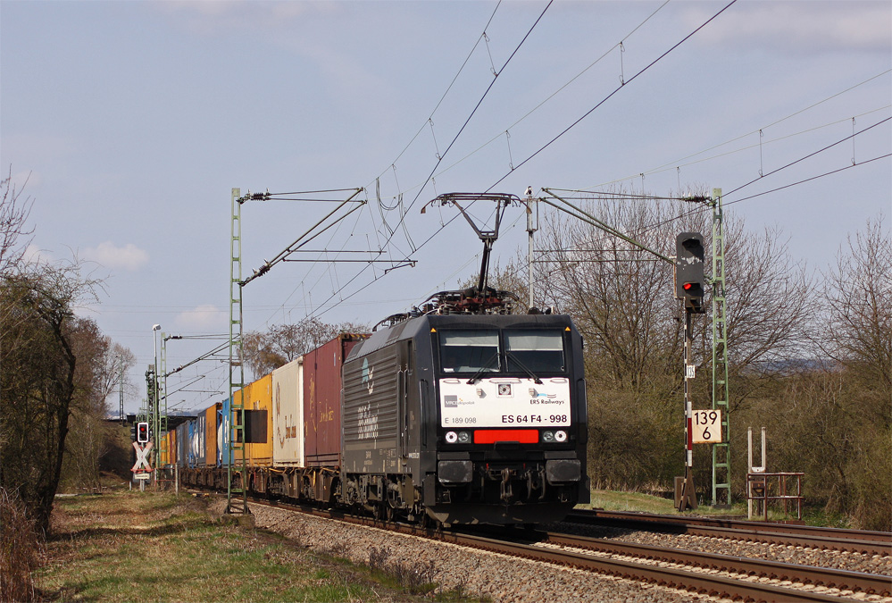 189 098 mit einem Gterzug Richtung Koblenz zwischen Neuwied und Engers, 26.3.11