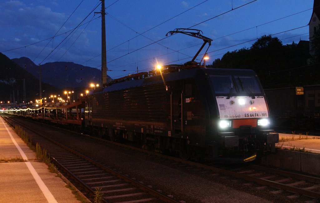189 101-9 von MRCE mit Autoreisezug Innsbruck-Dsseldorf/Berlin-Wannsee am 7.7.2012 im Bahnhof Kufstein. Nachdem sich der Triebfahrzeugfhrer eine Kaffee geholt hat, geht es weiter. Versptung 40 min.