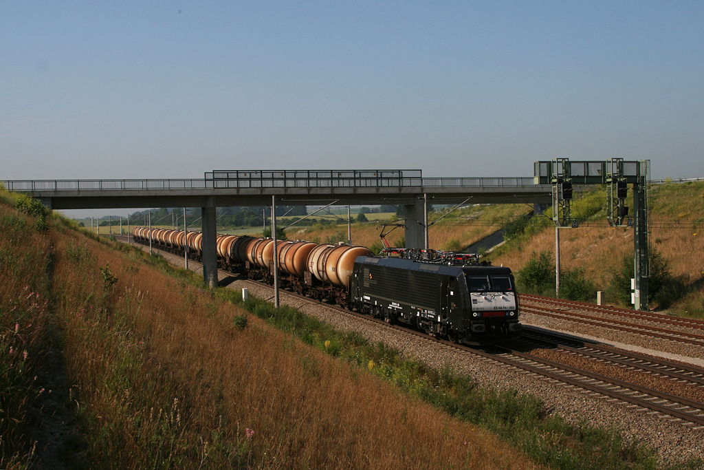 189 103 (aktuell fr TXL im Einsatz) mit einem Kesselwagenzug am 03.07.2010 bei Hebertshausen.
