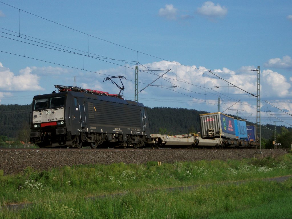 189 103 von MRCE ist am 18.Mai 2011 mit einem Sattelzug bei Halach Richtung Saalfeld/S unterwegs.