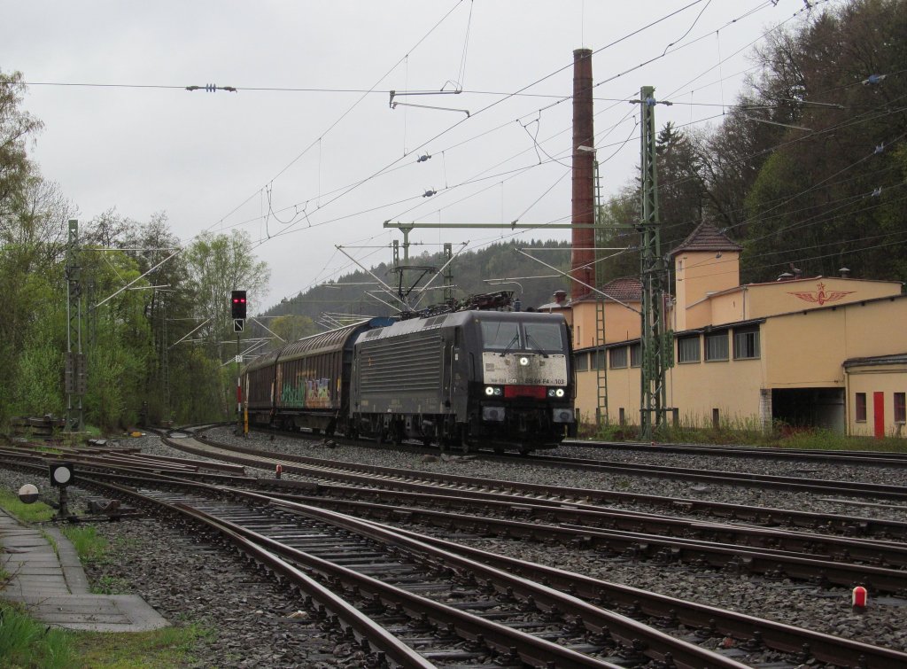 189 103 der MRCE zieht am 27. April 2013 einen H-Wagenzug durch Kronach.