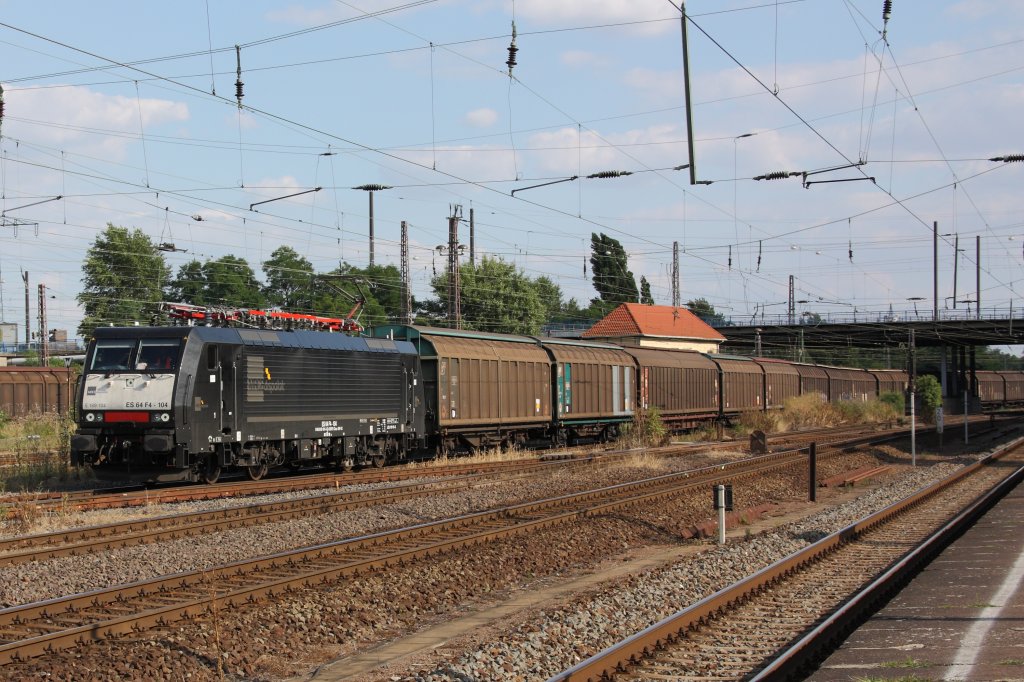 189 104-3 fhrt mit einem Ganzzug Schiebwandwagen durch Magdeburg-Rothensee. Fotografiert am 31.07.2010. 