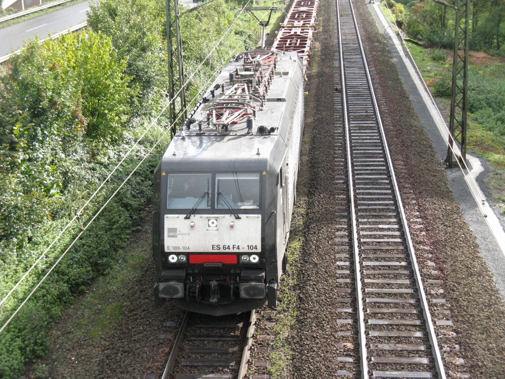 189 104 von MRCE dispolok kommt mit einem Containerzug fhrt durch Bad Honnef auf der Strecke Koblenz-Kln.
20.10.2010