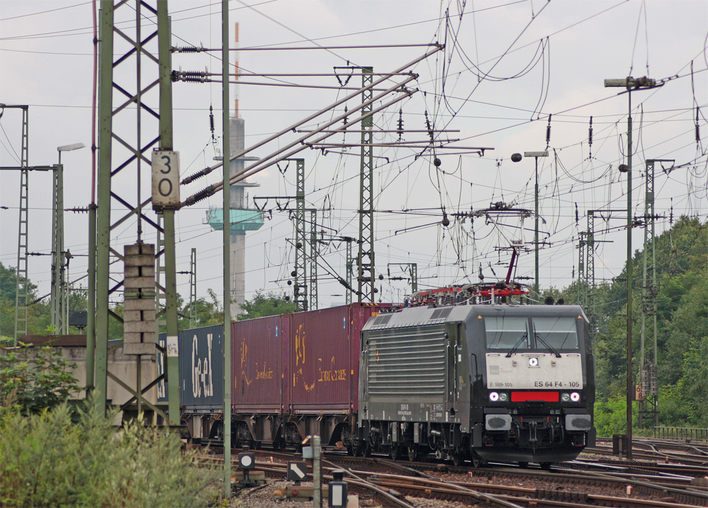 189 105 mit einem Gterzug bei der Durchfahrt in Kln Gremberg, 5.8.10