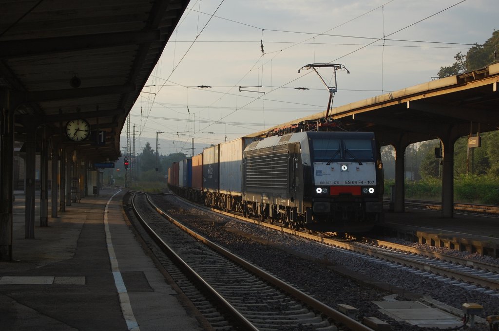 189 107 am 17.08.2011 mit einem Containerzug durch Kreiensen