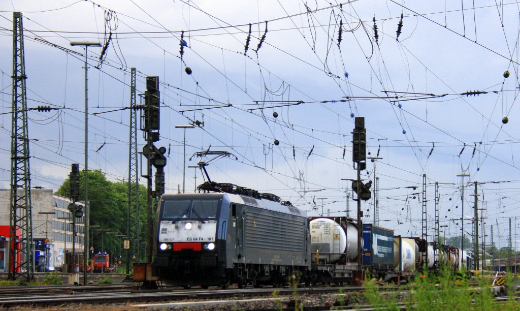 189 107 von MRCE Dipolok  fhrt mit einem langen Containerzug aus Antwerpen-Oorderen(B) nach Gallarate(I) bei der Ausfahrt von Aachen-West und fhrt in Richtung Aachen-Hbf,Kln bei Gewitterwolken am Himmel vom 20.6.2013.